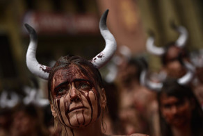 Десятки полуголых девушек устроили протест против испанского забега быков