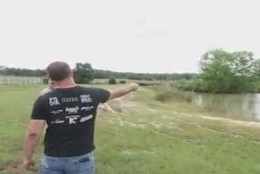 Пьяный идиот продемонстрировал, как не надо стрелять из обреза