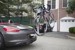 Дорогие автомобили с велосипедами на крышах и багажниках