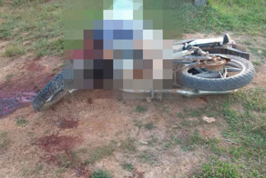 Обезглавленное тело мотоциклиста на обочине