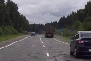 Авария дня. Опасные моменты работы водителя-дальнобойщика