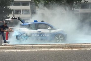 Полицейский BMW i3 сгорел во время службы