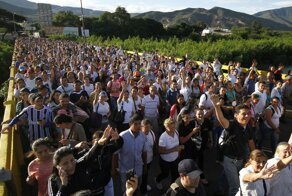 Более 100 тысяч венесуэльцев пересекли границу с Колумбией ради возможности купить продукты