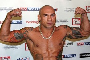 Боец ММА Майкл Пэйдж отправил соперника в нокаут, проломив ему череп