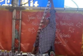 Этот парень налил 17 коктейлей одновременно и побил мировой рекорд!