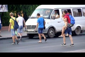 Как в Волгограде прохожие прилипали к новому асфальту