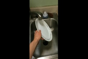 Это видео идеально демонстрирует,  как выглядит мытье посуды, если вы живете с соседями по комнате