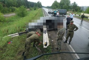 ВАЗ насквозь проткнуло отбойником, водитель чудом выжил