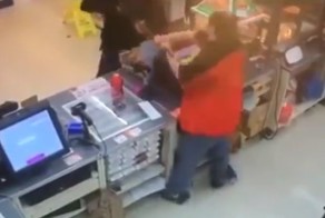 Бесстрашный кассир в супермаркете выхватил дробовик из рук грабителя