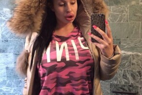 Такими бы губами, да металлические качели в мороз поцеловать!