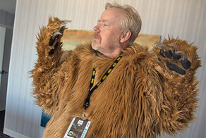 Смешной костюм медведя на Comic-Con 2016, включающий в себя труп Леонардо Ди Каприо  