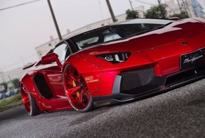 Очень красный родстер Lamborghini Aventador Liberty Walk