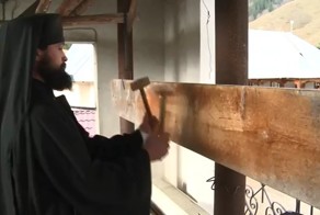 Румынский монах, доска и молоточки