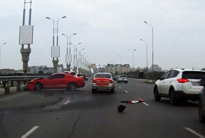 Ford Mustang разбился на метромосту в Омске