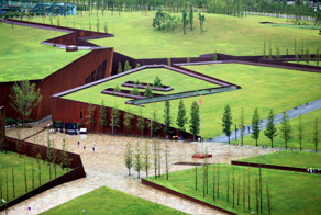 Гигантский мемориал в память жертв землетрясения потрясает до глубины души