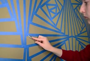 Синяя изолента в декоре