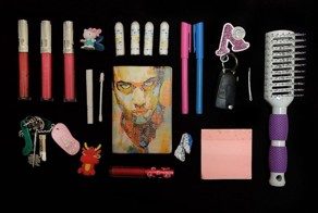 Женщины показали, что носят в своих сумочках