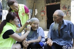 Китайские старожилы сделали первые свадебные фото после 80 лет брака