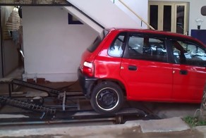 Парковка автомобиля под лесницей