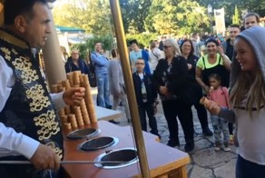 Ловкий уличный мороженщик
