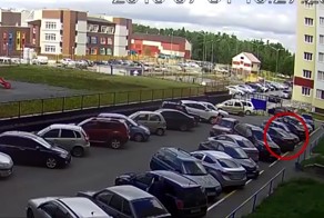 В Сургуте на припаркованный автомобиль сбросили арбуз