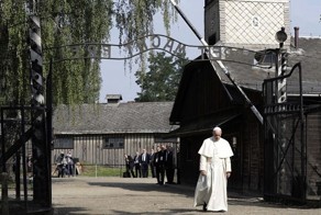 Папа римский посетил Освенцим и помолился за жертв лагеря смерти