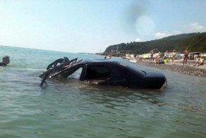 Со дна Черного моря подняли разбитую машину