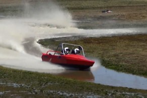 Скоростная лодка перевернулась во время гонки