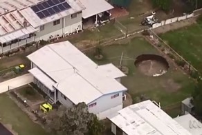 В Австралии семья обнаружила восьмиметровую воронку на участке