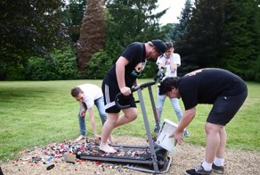 Парни пробежали по беговой дорожке усеянной кубиками Lego