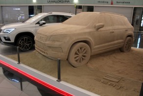 Кроссовер Seat из песка в аэропорту Барселоны