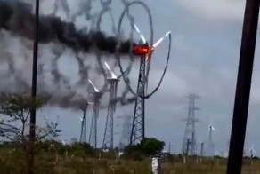 Красиво горящий ветряк