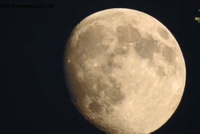 Фотограф снял Луну вблизи с помощью зума камеры