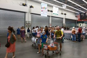 В Омске случайно заперли несколько сотен людей