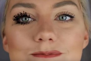 Девушка нанесла на ресницы 120 слоев туши и засняла процесс на видео