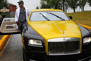 Космический Rolls-Royce игрока в американский футбол