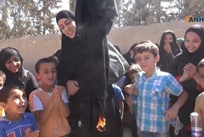 Свобода! Сирийки сжигают паранджи, празднуя освобождение города