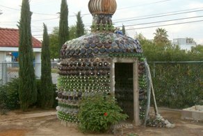 Бутылочный дом Владимира Сысы