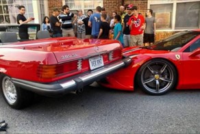 Женщина на кабриолете припарковалась на носу Ferrari