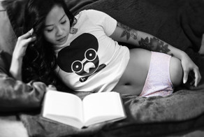 Женщина, родившаяся без ног, демонстрирует нижнее белье в качестве модели