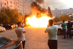 Взрыв автомобиля в одном из дворов в Новом Уренгое