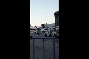 Опоздавший пассажир бросился догонять уже взлетающий самолет