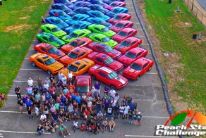 Фанаты Dodge Challenger сделали радугу из своих автомоблей