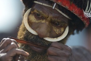 Копья, племенная музыка и футляры для гениталий: как прошел ежегодный фестиваль папуасов в Индонезии