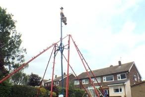 Изобретатель Колин Фёрз построил на своём заднем дворе гигантские качели