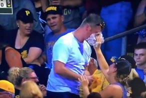 В яблочко! Болельщик вместо мяча поймал лицом свои собственные чипсы начос