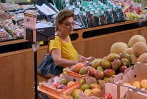 Ожившая еда напугала покупателей в супермаркете
