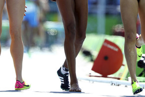 Спортсменка, потерявшая кроссовок во время забега, пробежала полтора километра с босой ногой