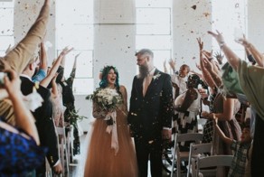 После упорных тренировок парализованная невеста смогла сама пройти к алтарю