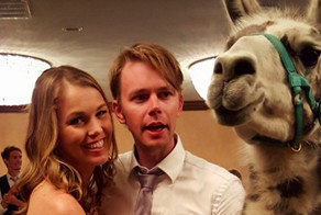 Свадьбу этой пары едва не испортили... несколько лам